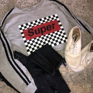 5/$25 FINAL SALE 💵 cropped graphic long sleeve!🤩